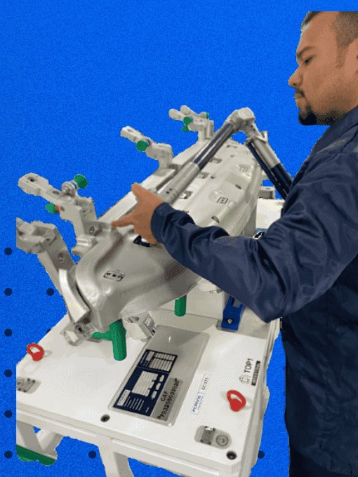Técnico da Top1 com um dispositivo de controle dimensional